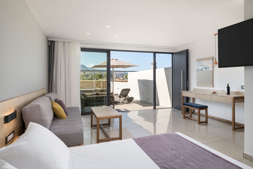 Deluxe Studio Suite, Private Pool | Soundproofing, iron/ironing board, free WiFi, bed sheets