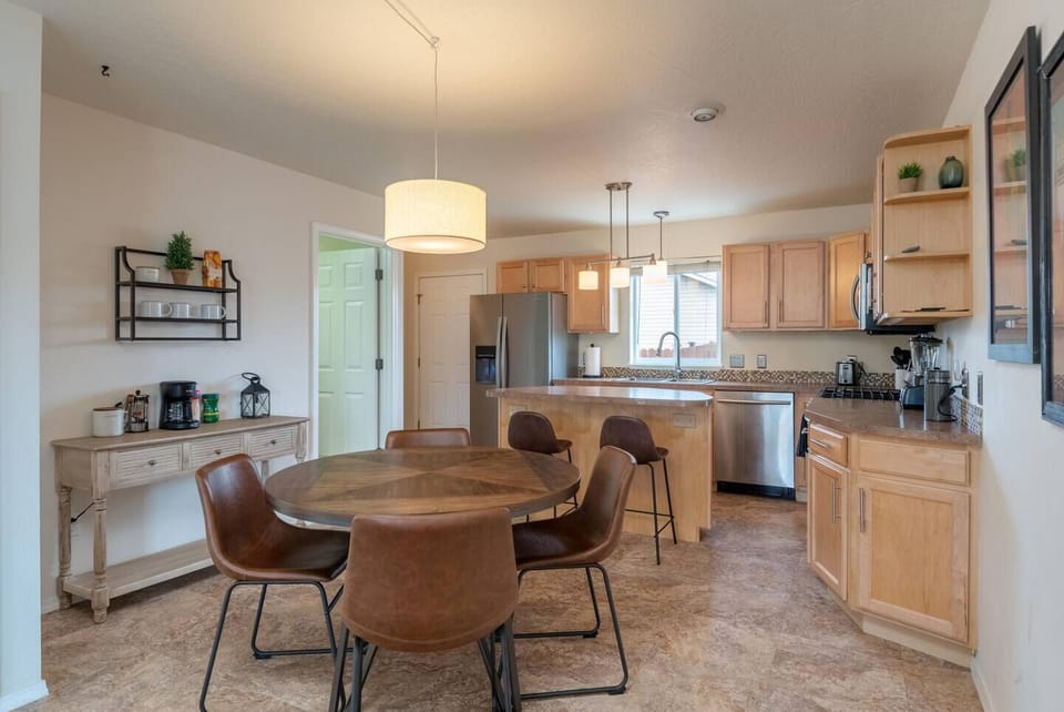 Dining Area (Main Floor) 