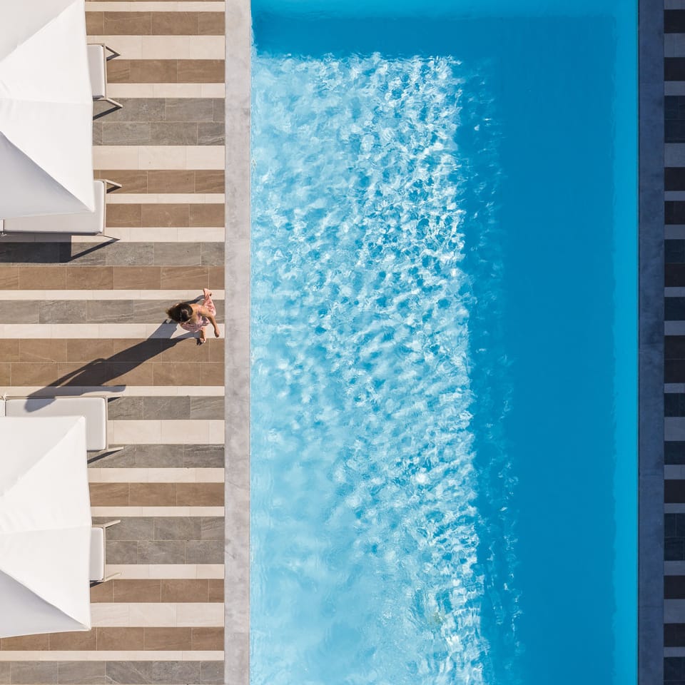 Pool immaculate design.