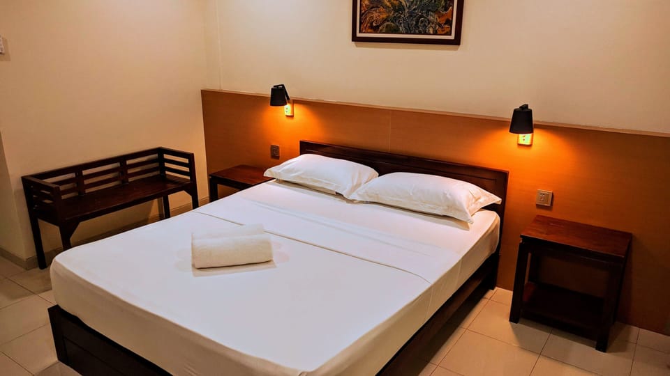 Deluxe Room | Desk, iron/ironing board, bed sheets