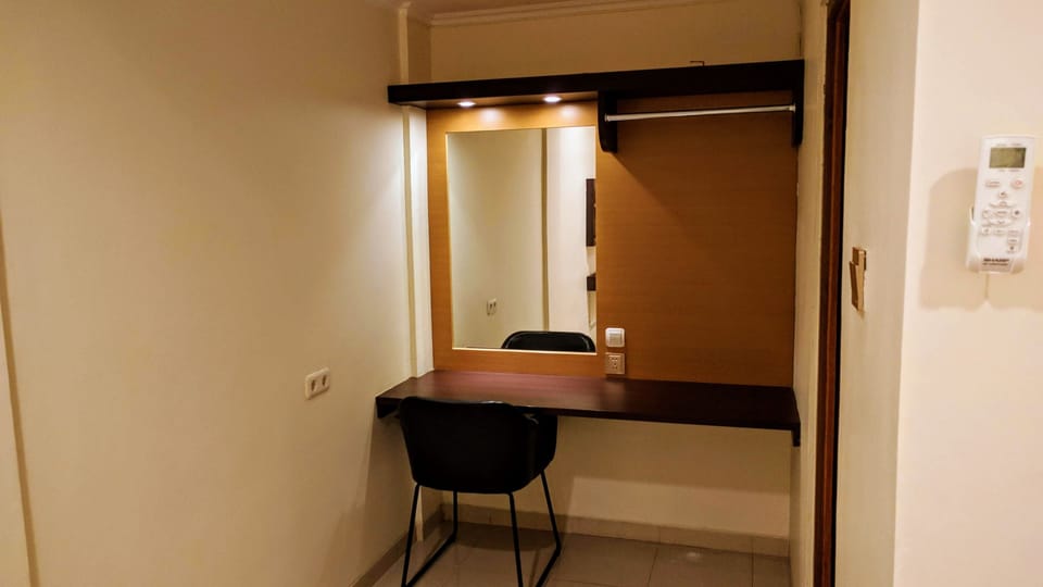 Deluxe Room | Desk, iron/ironing board, bed sheets
