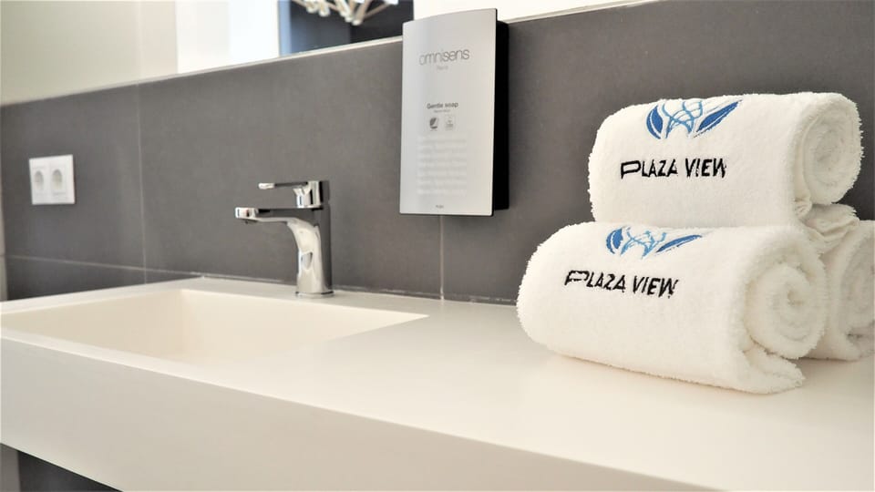 Shower, rainfall showerhead, free toiletries, hair dryer