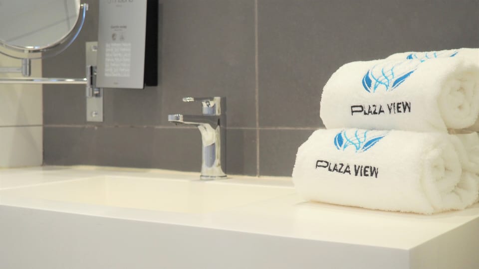 Quadruple Room | Bathroom | Shower, rainfall showerhead, free toiletries, hair dryer