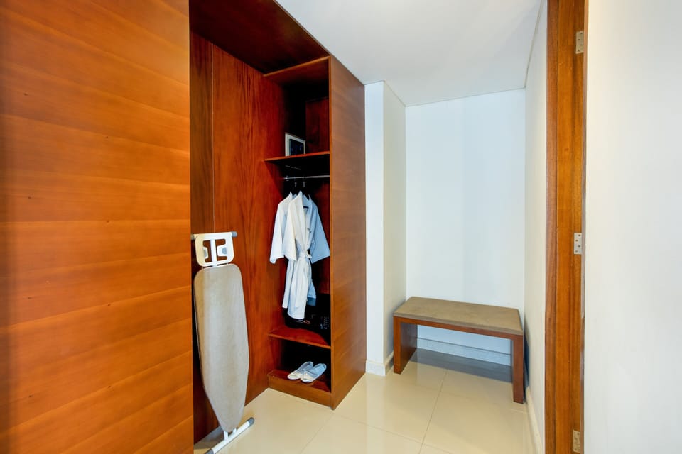 Gajah Mada Suite | Bathroom | Shower, free toiletries, slippers, towels