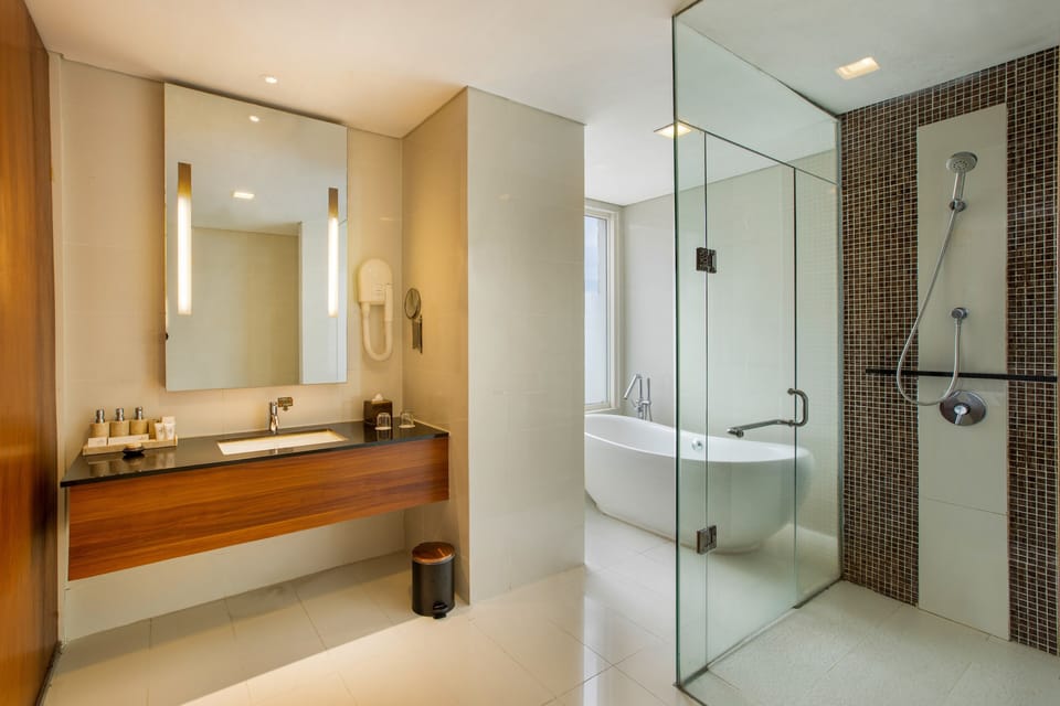 Jambuluwuk Suite | Bathroom | Shower, free toiletries, slippers, towels