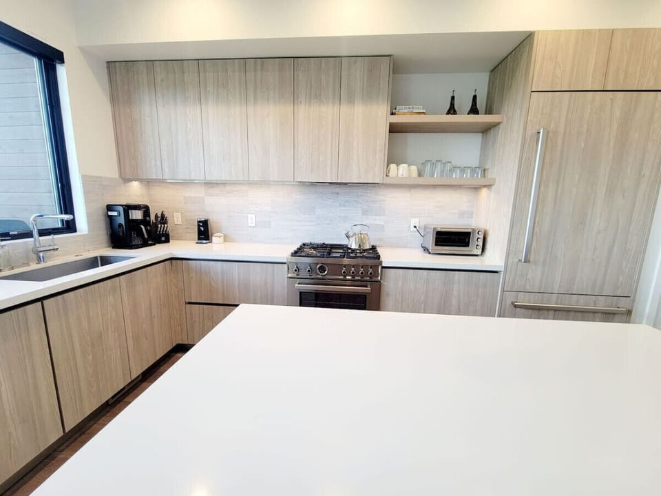 Full kitchen