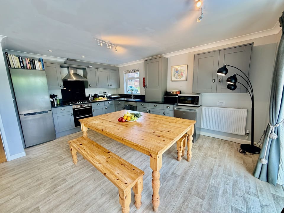 Spacious kitchen and dining area - Lodge 27