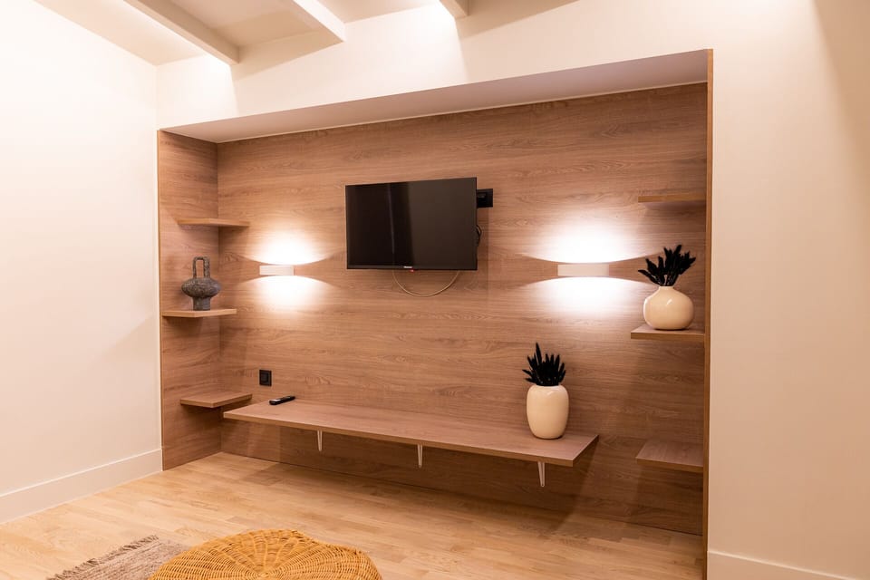 Deluxe Suite | Living area | Computer monitors, printers
