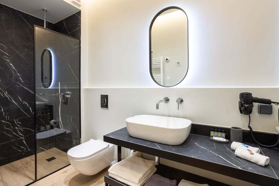 Junior Suite, Courtyard View | Bathroom | Shower, free toiletries, hair dryer, bathrobes
