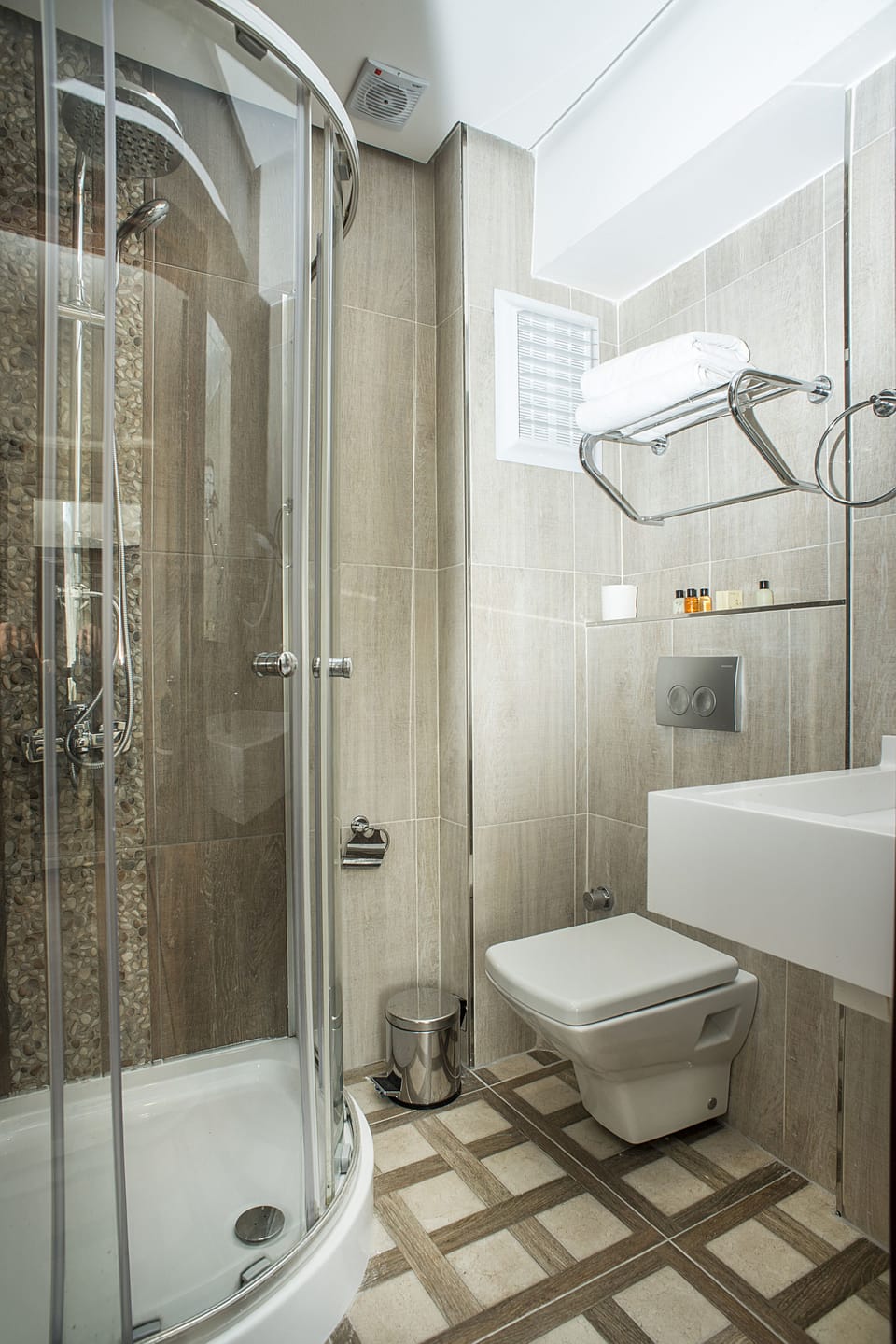Deluxe Room | Premium bedding, in-room safe, desk, soundproofing
