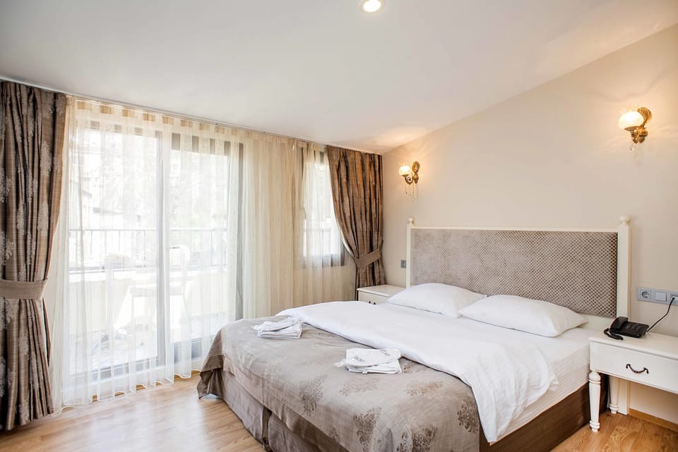 Comfort Suite | Premium bedding, in-room safe, desk, soundproofing