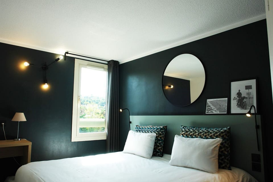 In-room safe, desk, soundproofing, cribs (surcharge)