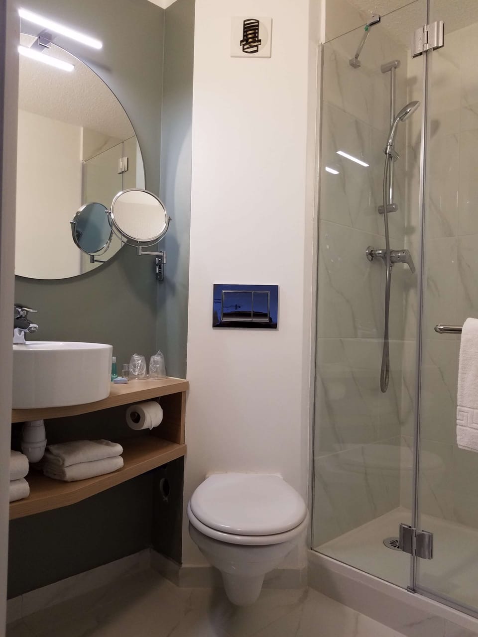 Standard Double Room | Bathroom | Hair dryer, towels, soap, shampoo