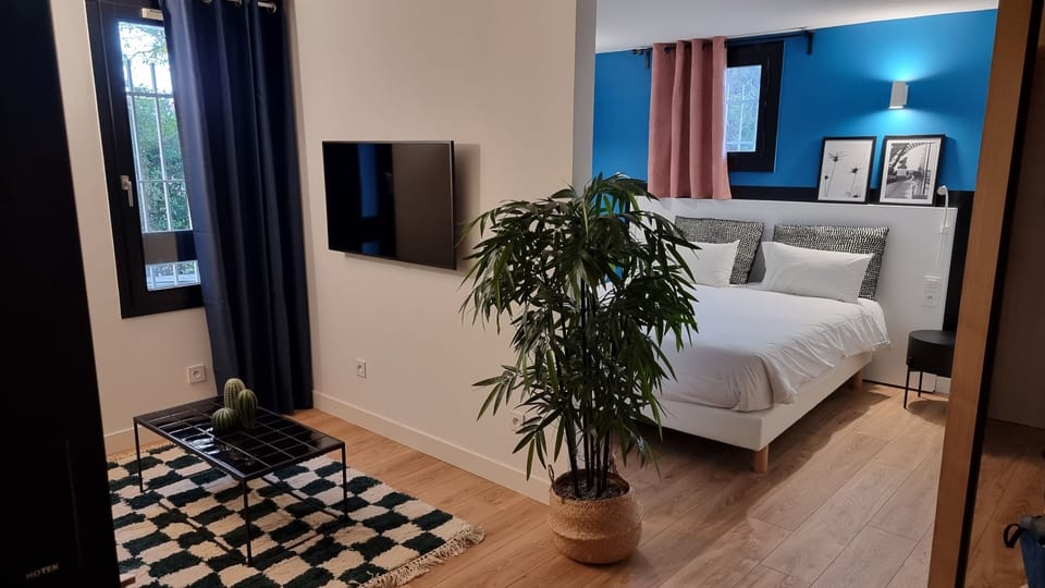 Deluxe Suite | In-room safe, desk, soundproofing, cribs (surcharge)
