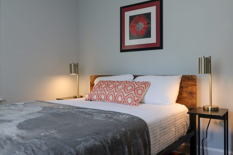 Cozy, relaxing and clean. Brand new mattress, linens and furniture. 