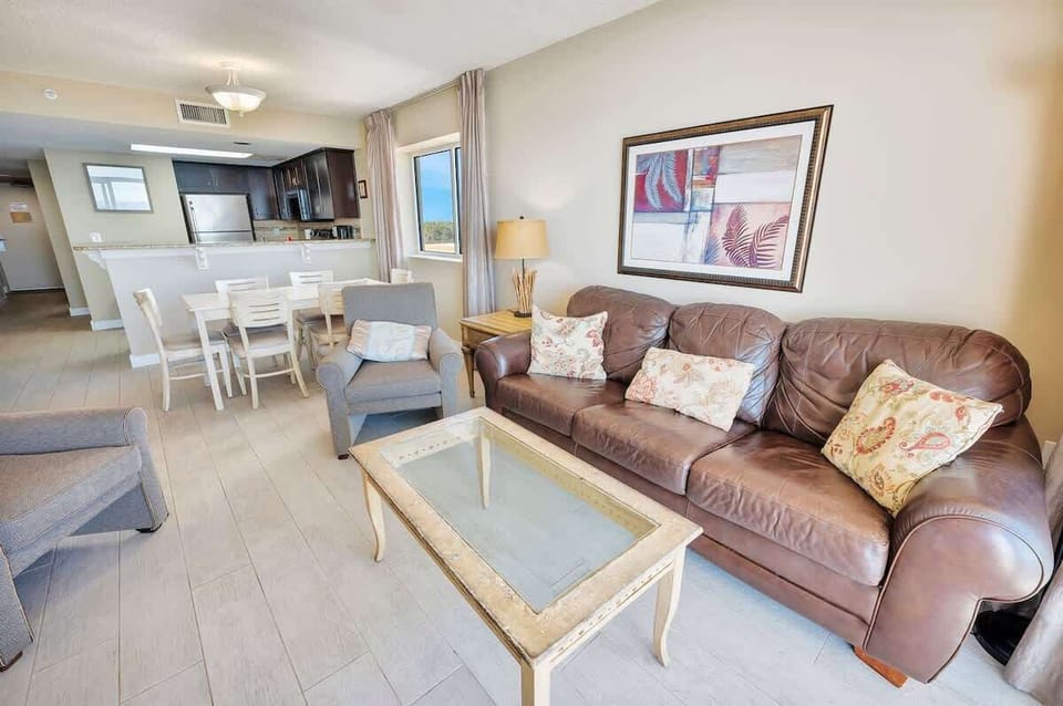 Living Room with Stunning Views☀️