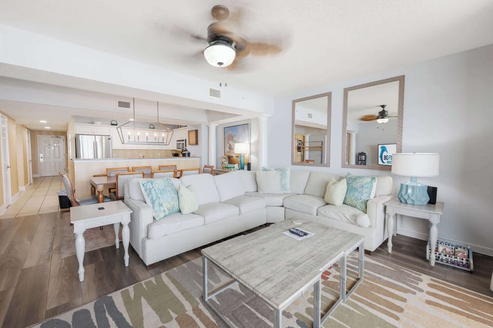 Amazing Living Room, Beautifully Decorated, Stunning Views🌊☀️
