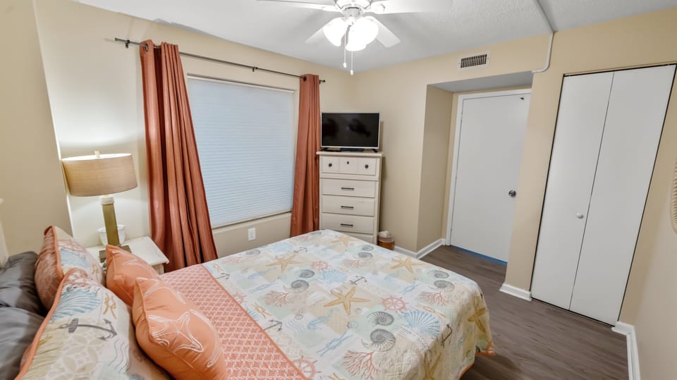 Queen bed in 3rd Bedroom