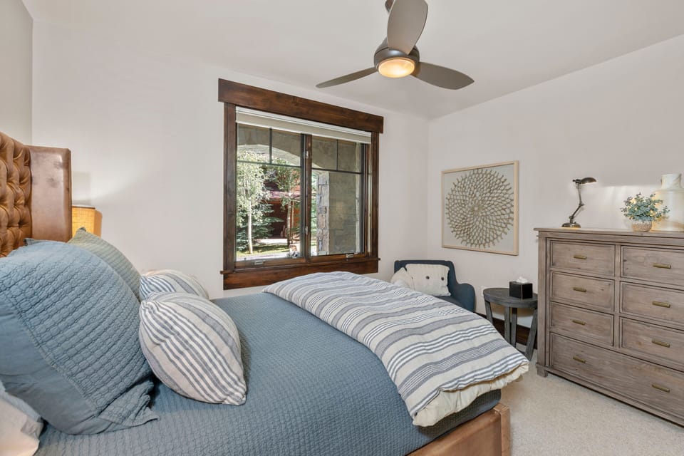 queen guest suite with private bathroom