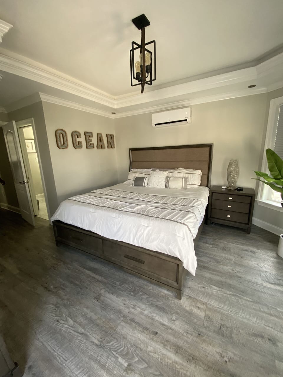 2nd bedroom king first floor different view