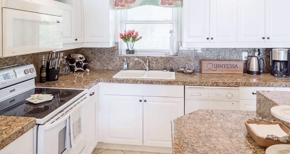 FULL SERVICE KITCHEN WITH ALL APPLIANCES AND SEPARATE LAUNDRY ROOM OUT OF VIEW 