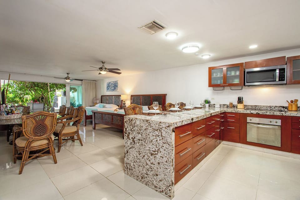 Studio, Marina View | Private kitchen | Full-size fridge, microwave, oven, stovetop