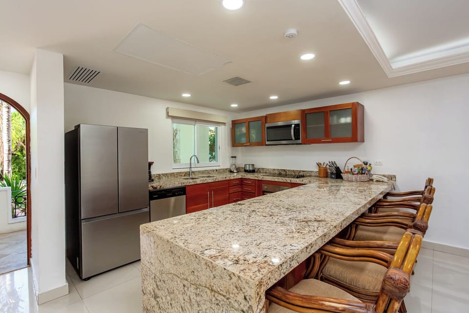 Luxury Apartment, Marina View | Private kitchen | Full-size fridge, microwave, oven, stovetop