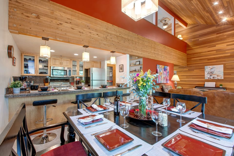 Dining Area with seating for up to 8