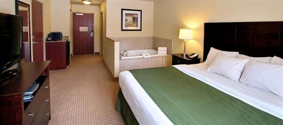 Suite | Premium bedding, in-room safe, desk, laptop workspace