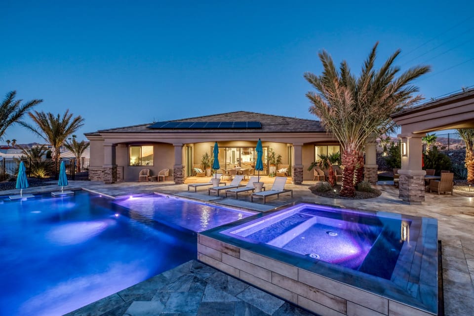 Spa and pool area showing the Baja shelf in the pool. 