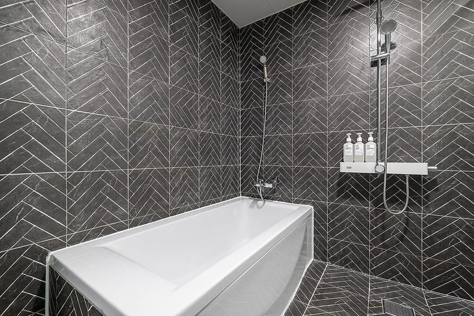 Luxury Gaming Room | Bathroom | Free toiletries, hair dryer, bathrobes, slippers