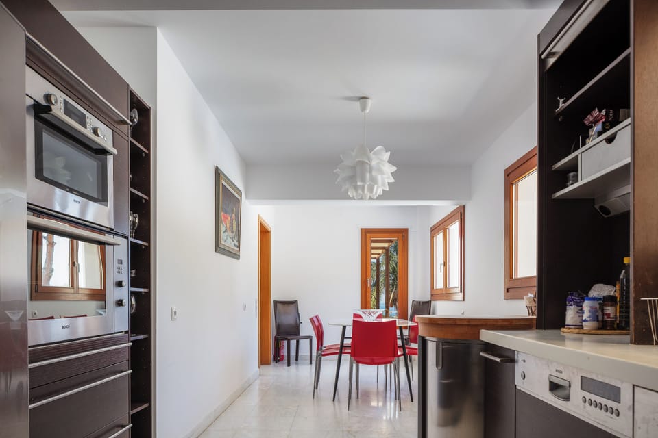 A modern functional space,  it features branded appliances and is fully equipped to ensure that holiday cooking is a hassle free experience.