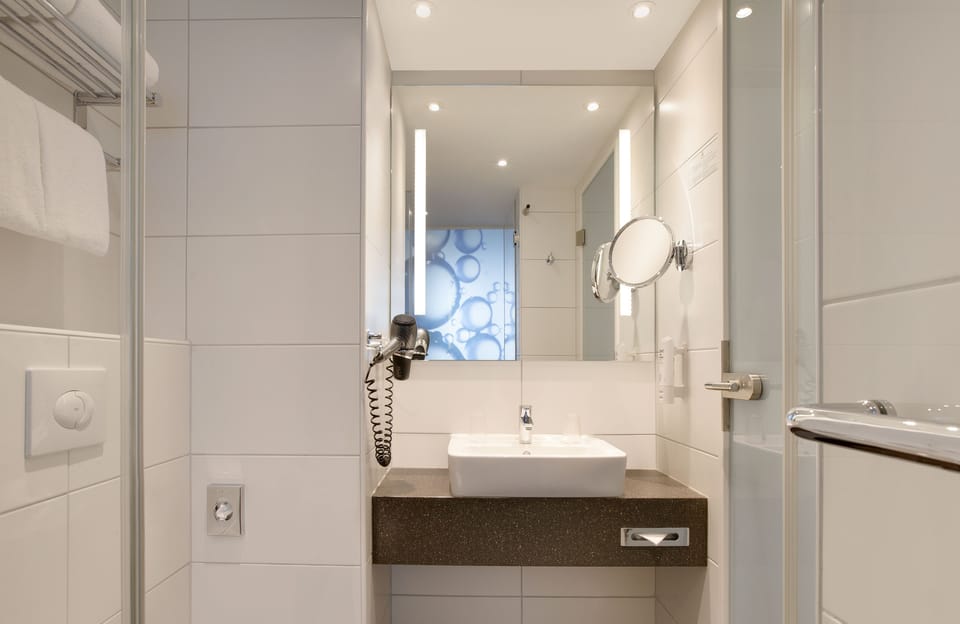 Combined shower/tub, eco-friendly toiletries, hair dryer, towels