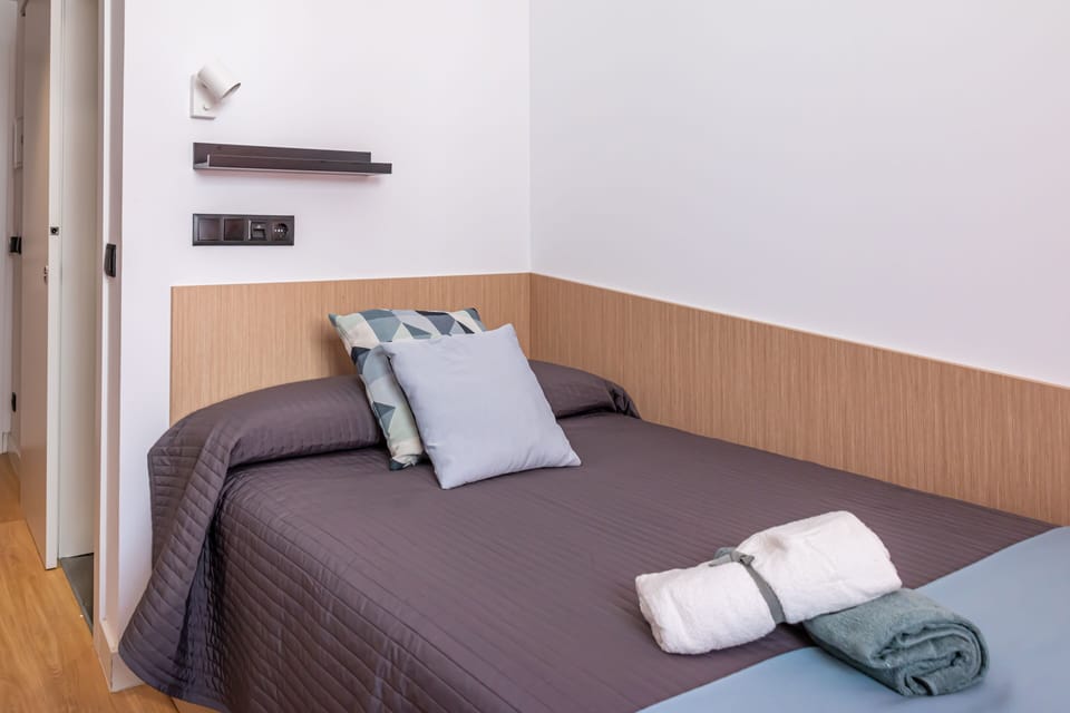 Single Room | Down comforters, desk, iron/ironing board, free WiFi