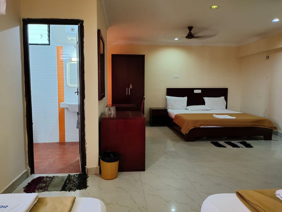 Royal Room, 1 Queen Bed | Premium bedding, desk, bed sheets