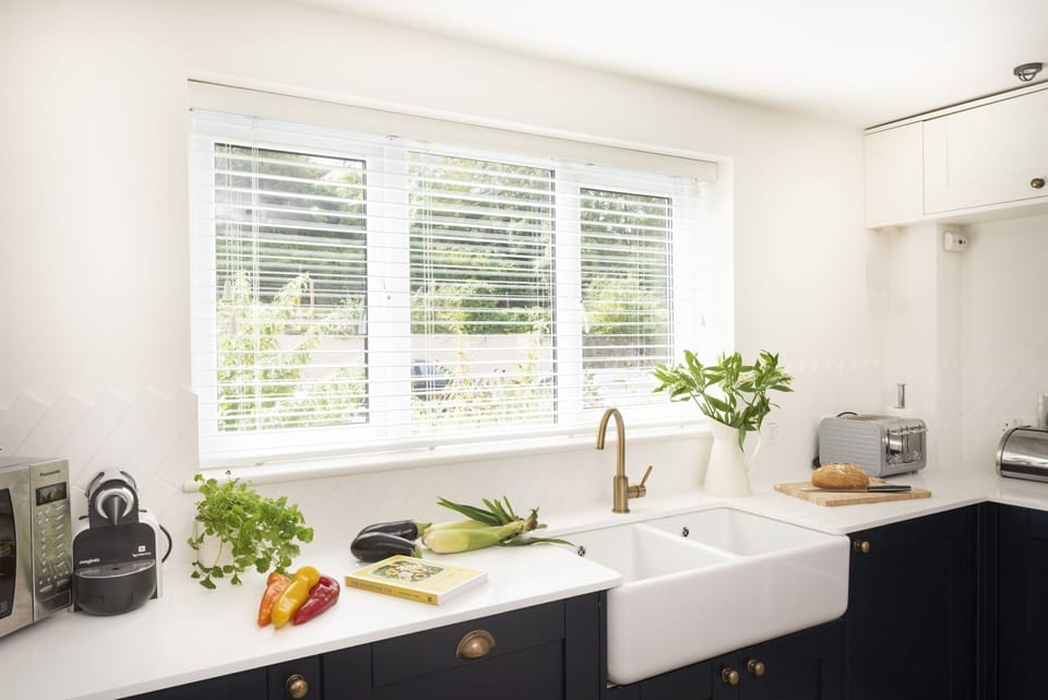 Kitchen with Belfast sink, coffee machine and toaster - Emerald