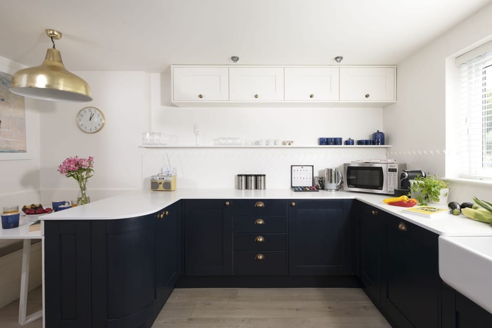 Kitchen with coffee machine, dishwasher, microwave - Emerald