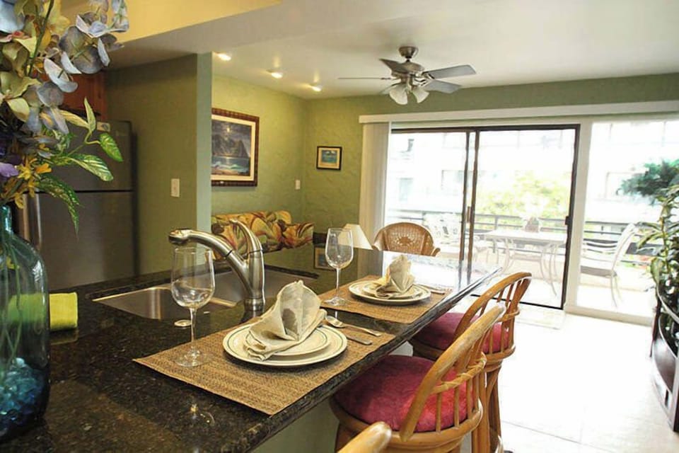 Condo, 1 King Bed with Sofa bed, Balcony, Partial Ocean View (Casa De Emdeko #203) | Dining