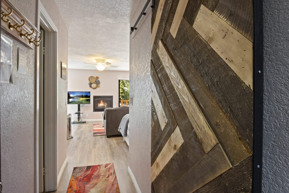 Studio Suite, 1 Queen Bed, Patio, Mountain View (Kings Run Retreat) | Interior