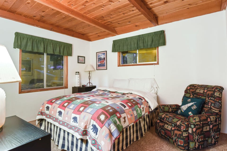 House, 2 Queen Beds, Balcony, Mountain View (Moose Cabin at Carnelian Bay) | 2 bedrooms, individually decorated, individually furnished, desk