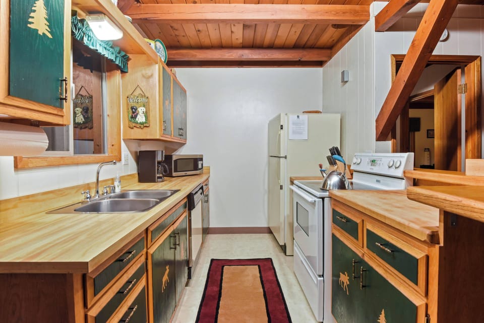 House, 2 Queen Beds, Balcony, Mountain View (Moose Cabin at Carnelian Bay) | Private kitchen | Fridge, microwave, oven, stovetop