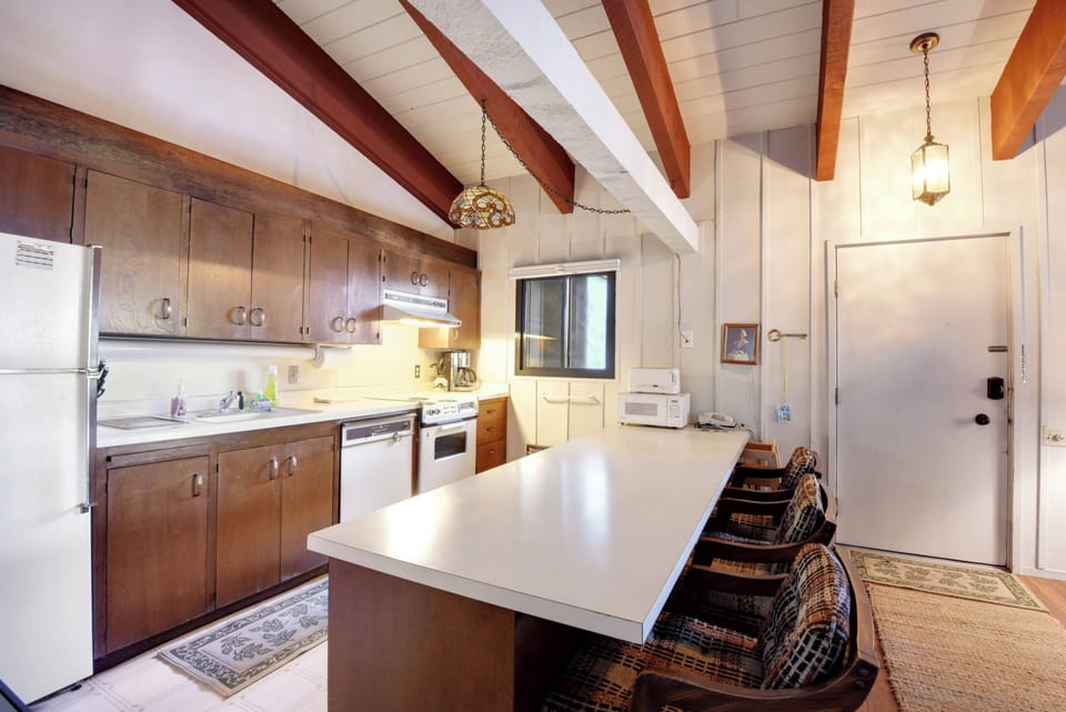 Townhome, Multiple Beds, Fireplace, Mountain View (Waters Edge Escape) | Private kitchen | Fridge, microwave, oven, stovetop