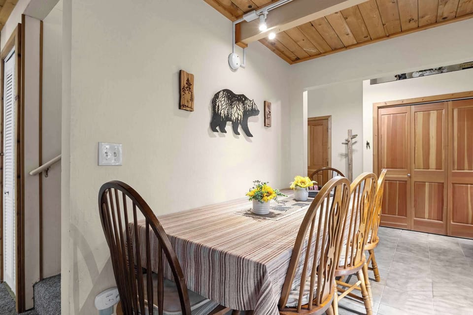 House, Multiple Beds, Patio, Mountain View (Sundance) | Dining