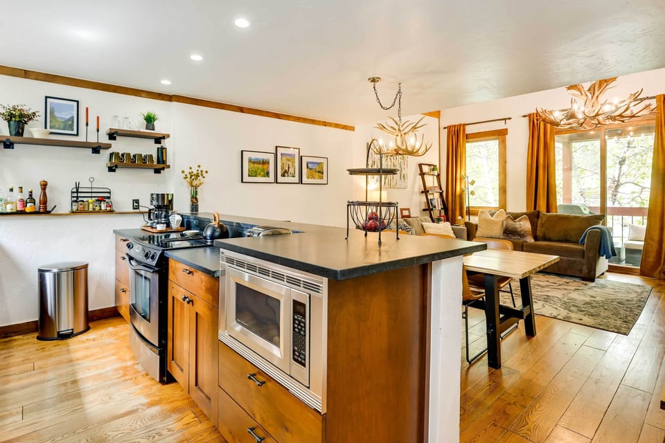 Kitchen | Cooking Basics | Dishware/Flatware | Main Level