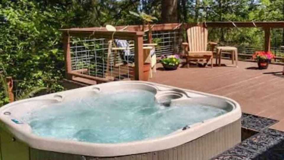 West Side Paradise deck and hot tub