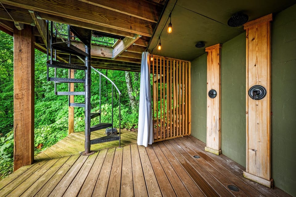 Private 2-person outdoor shower. Open late March to early October.