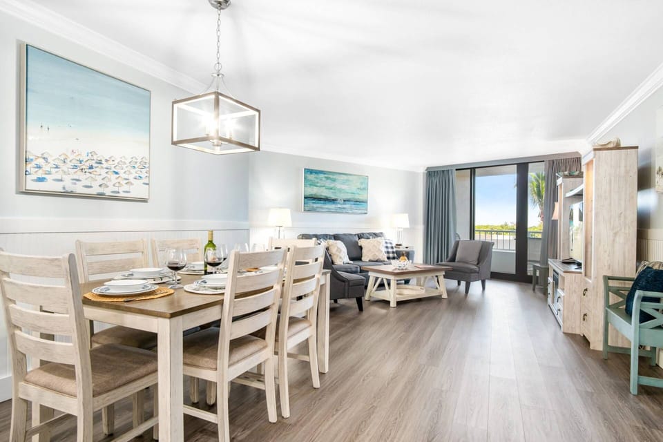 Friends will happily accept a dinner invitation in this beautiful setting.