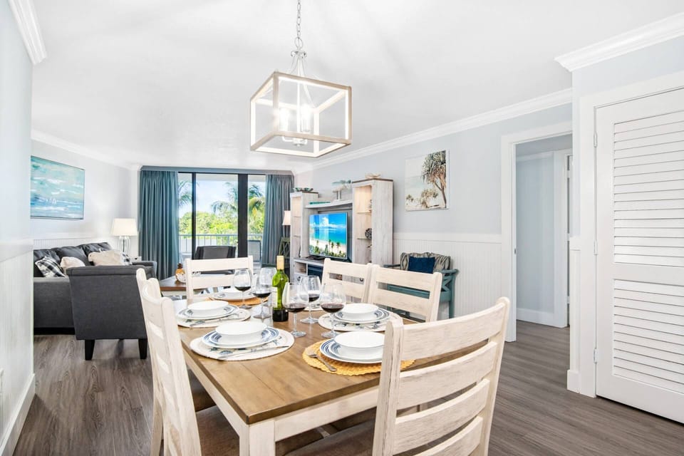 Gather around to discuss the day's vacationing adventures and the next day's most pressing matters: beach or pool? 'round to discuss the day's vacatio