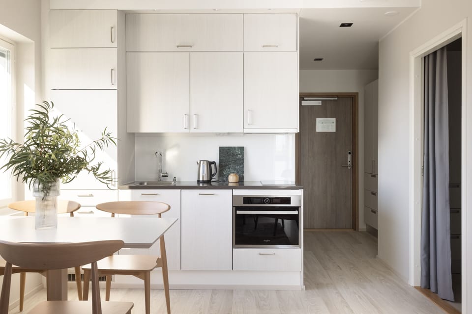 Full-size fridge, microwave, oven, stovetop