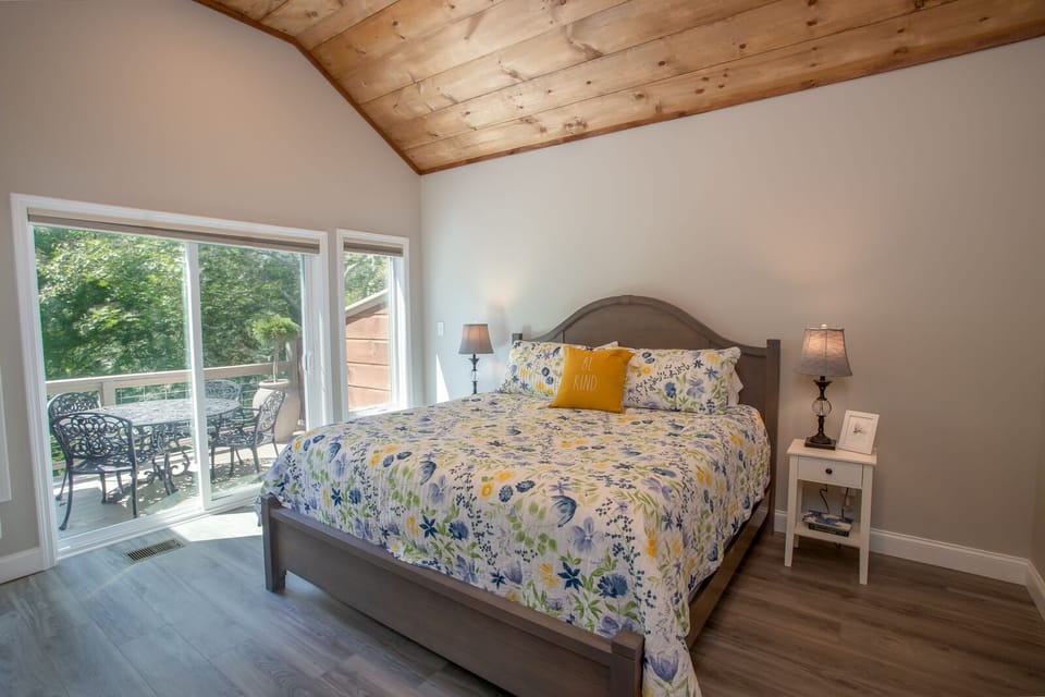 Main floor king bedroom